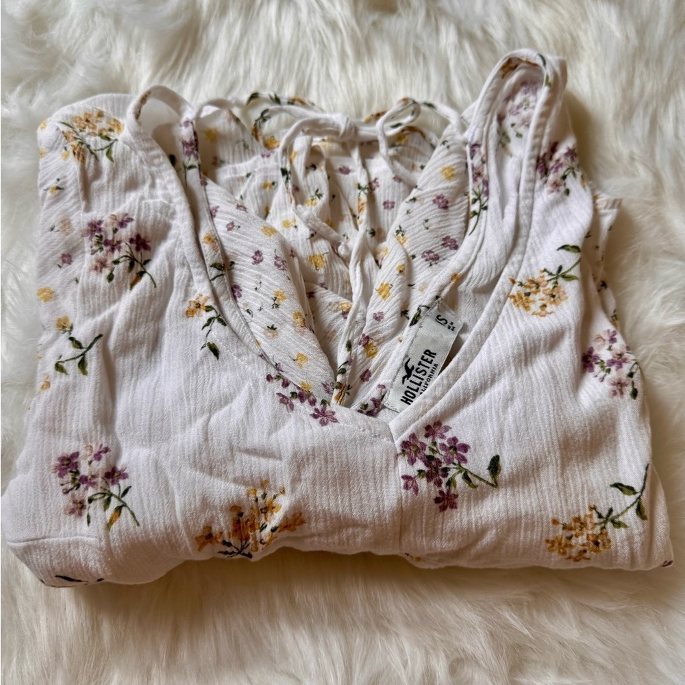 HOLLISTER White Floral Flowy Short Sleeve V-Neck Crop - Picture 5 of 5